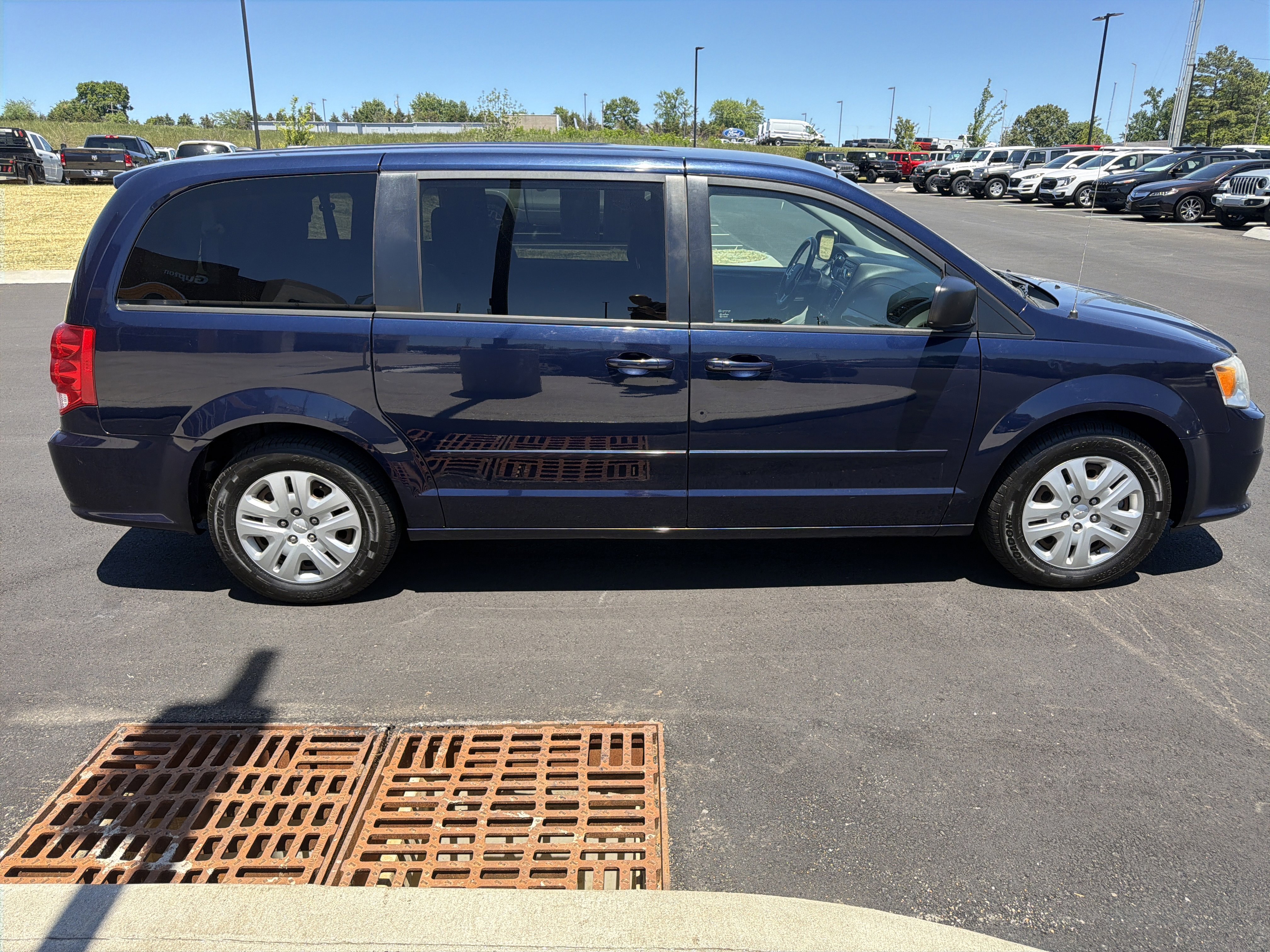 Used 2016 Dodge Grand Caravan SE w/ Quick Order Package 29E SE FWD image 9