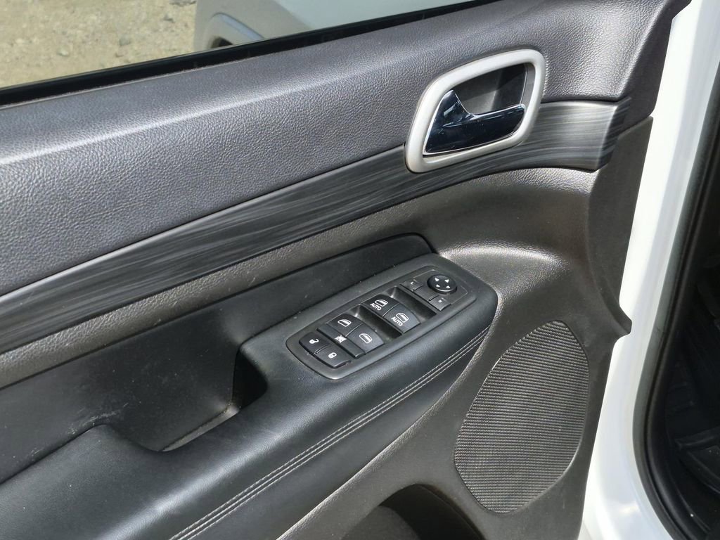 Used 2019 Jeep Grand Cherokee Altitude RWD image 12