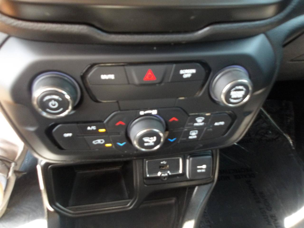 Used 2018 Jeep Renegade Altitude FWD image 24