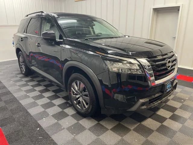Used 2025 Nissan Pathfinder SV image 2