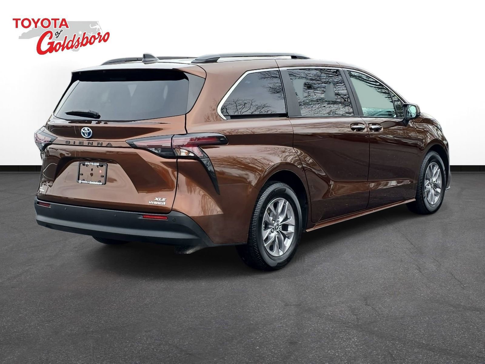 Used 2023 Toyota Sienna XLE image 5