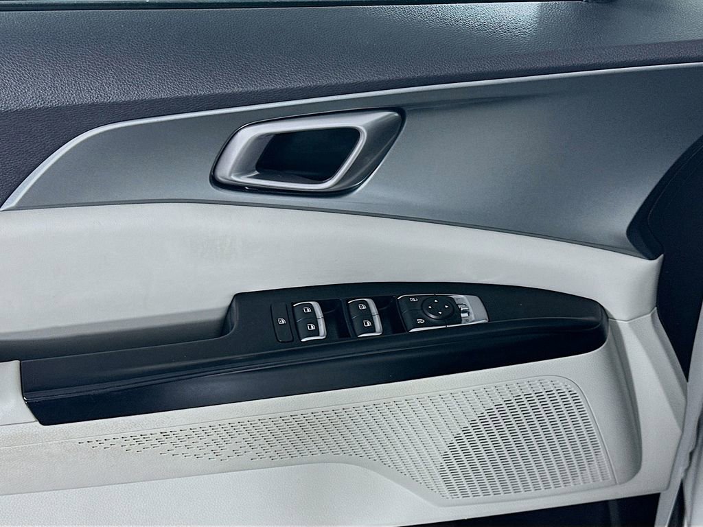 Used 2022 Kia Carnival LX FWD image 24