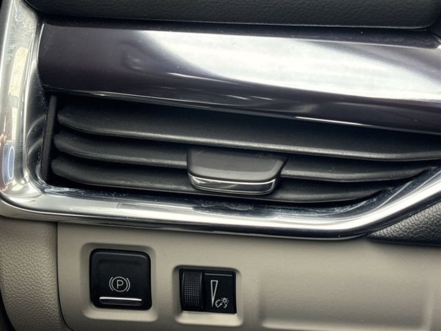 Certified 2023 Cadillac XT4 Luxury w/ Cold Weather Package image 17