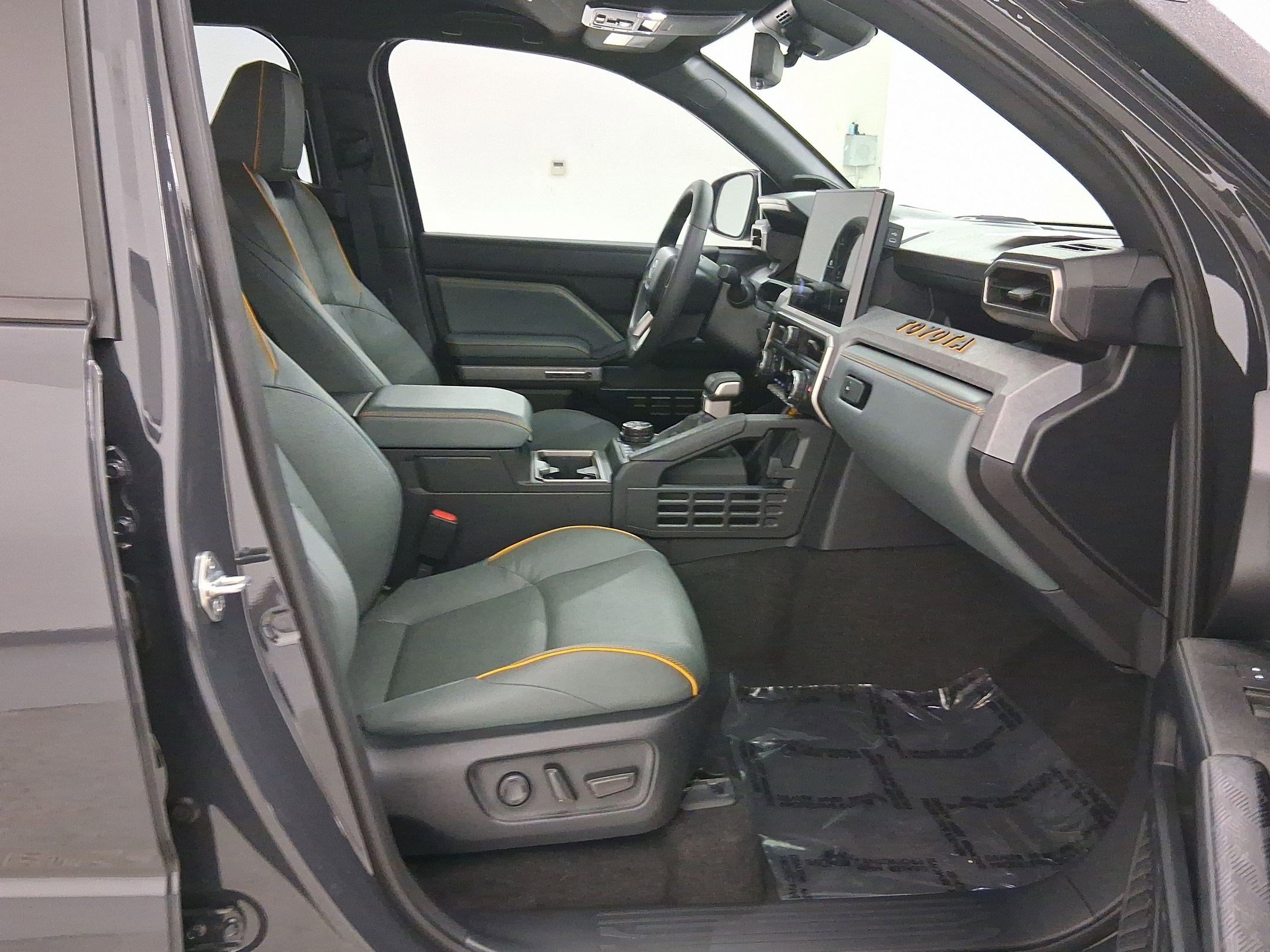 Used 2025 Toyota 4Runner Trailhunter AWD/4WD image 31