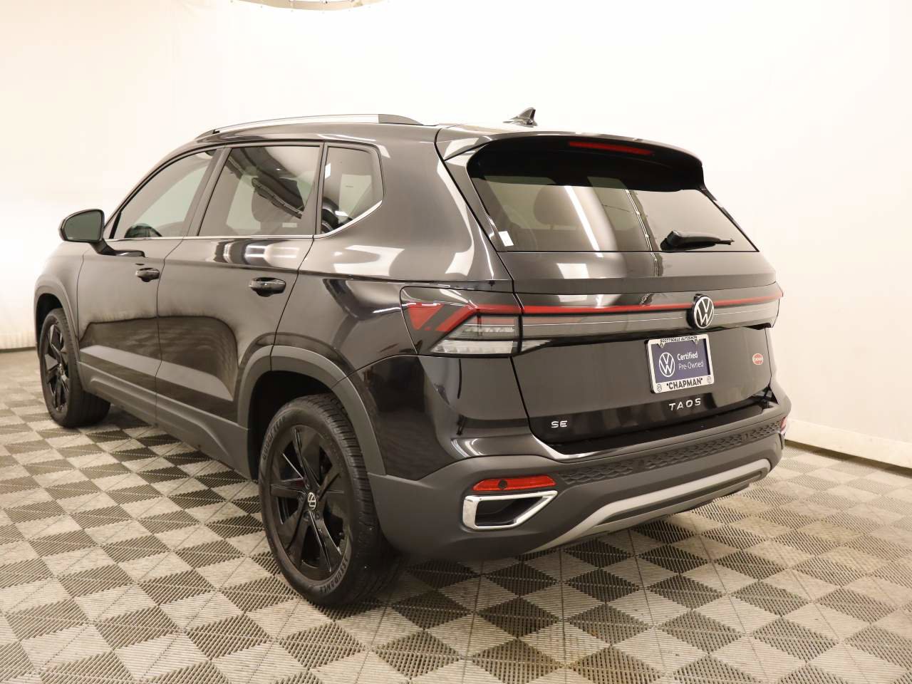 Certified 2025 Volkswagen Taos SE w/ Panoramic Sunroof Package image 4