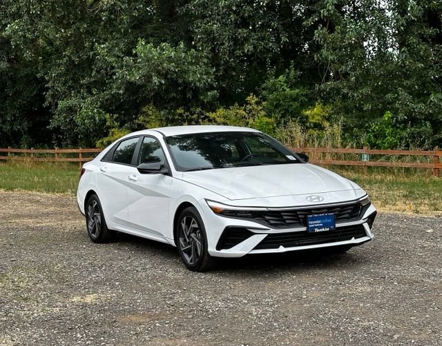 Used 2025 Hyundai Elantra Sport FWD image 2