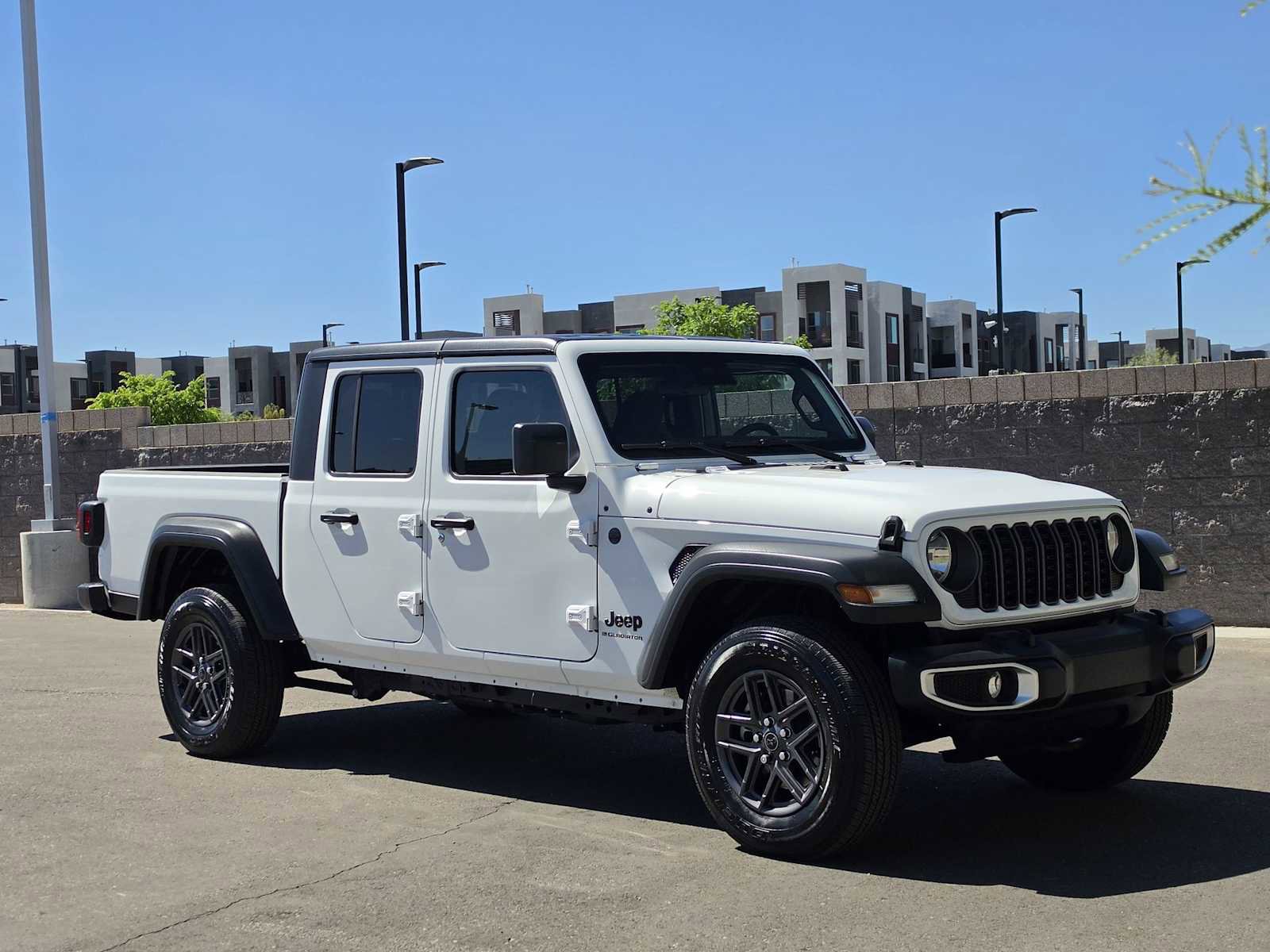 Used 2025 Jeep Gladiator Sport AWD/4WD image 3