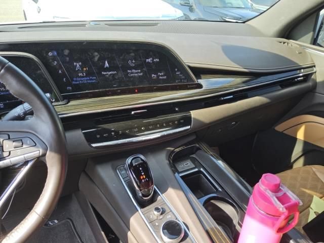 Used 2024 Cadillac Escalade ESV Premium Luxury AWD/4WD image 4