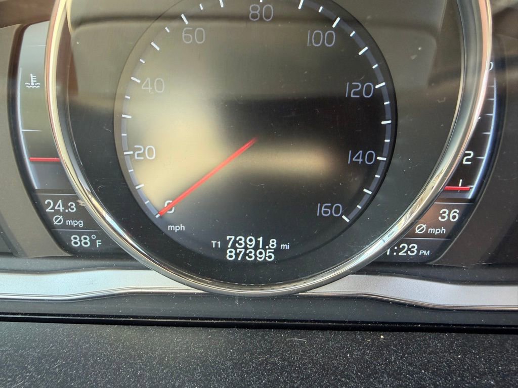 Used 2016 Volvo XC60 T6 w/ Proximity Package image 32