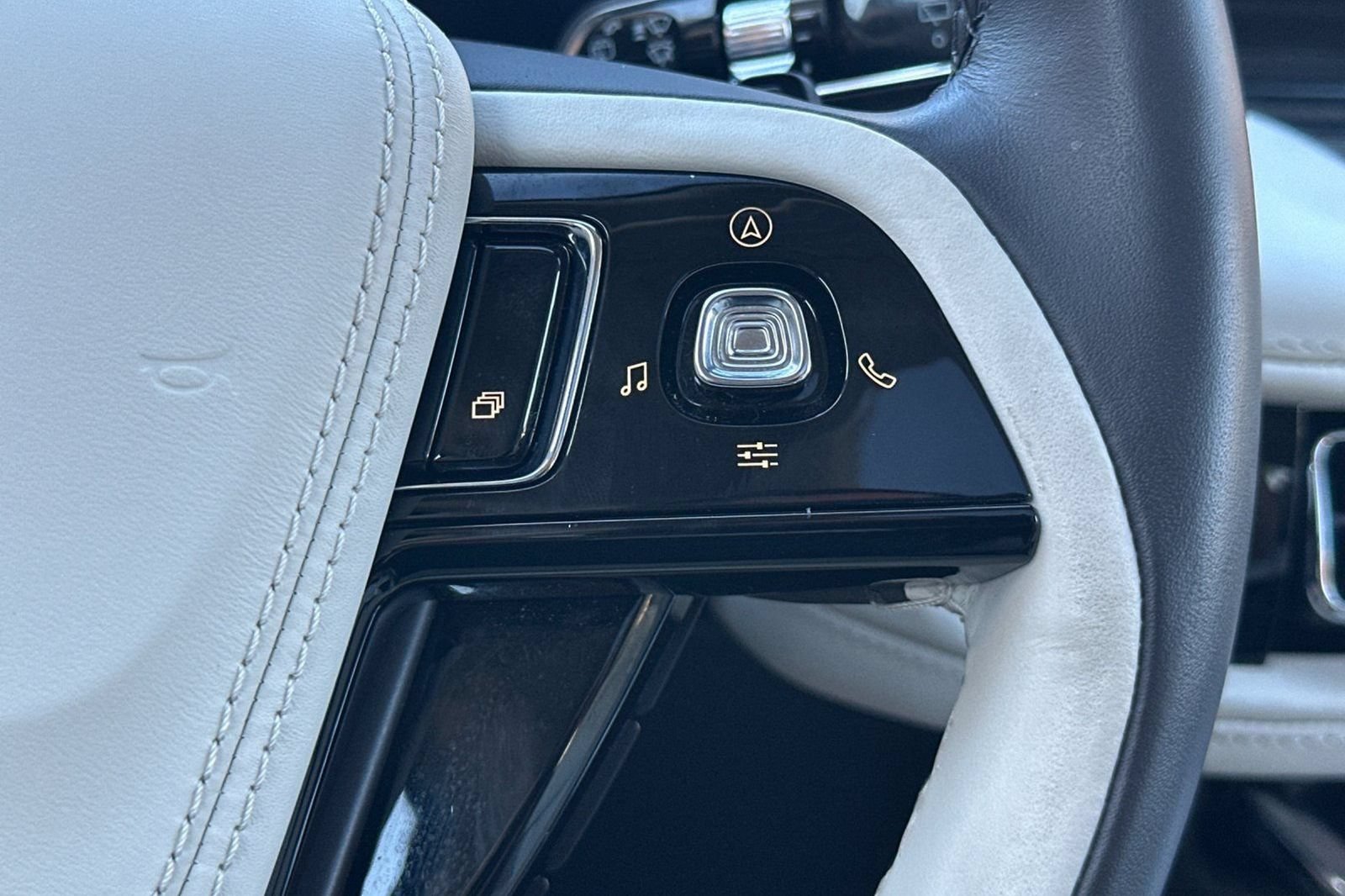 Used 2024 Lincoln Aviator Black Label AWD/4WD image 33