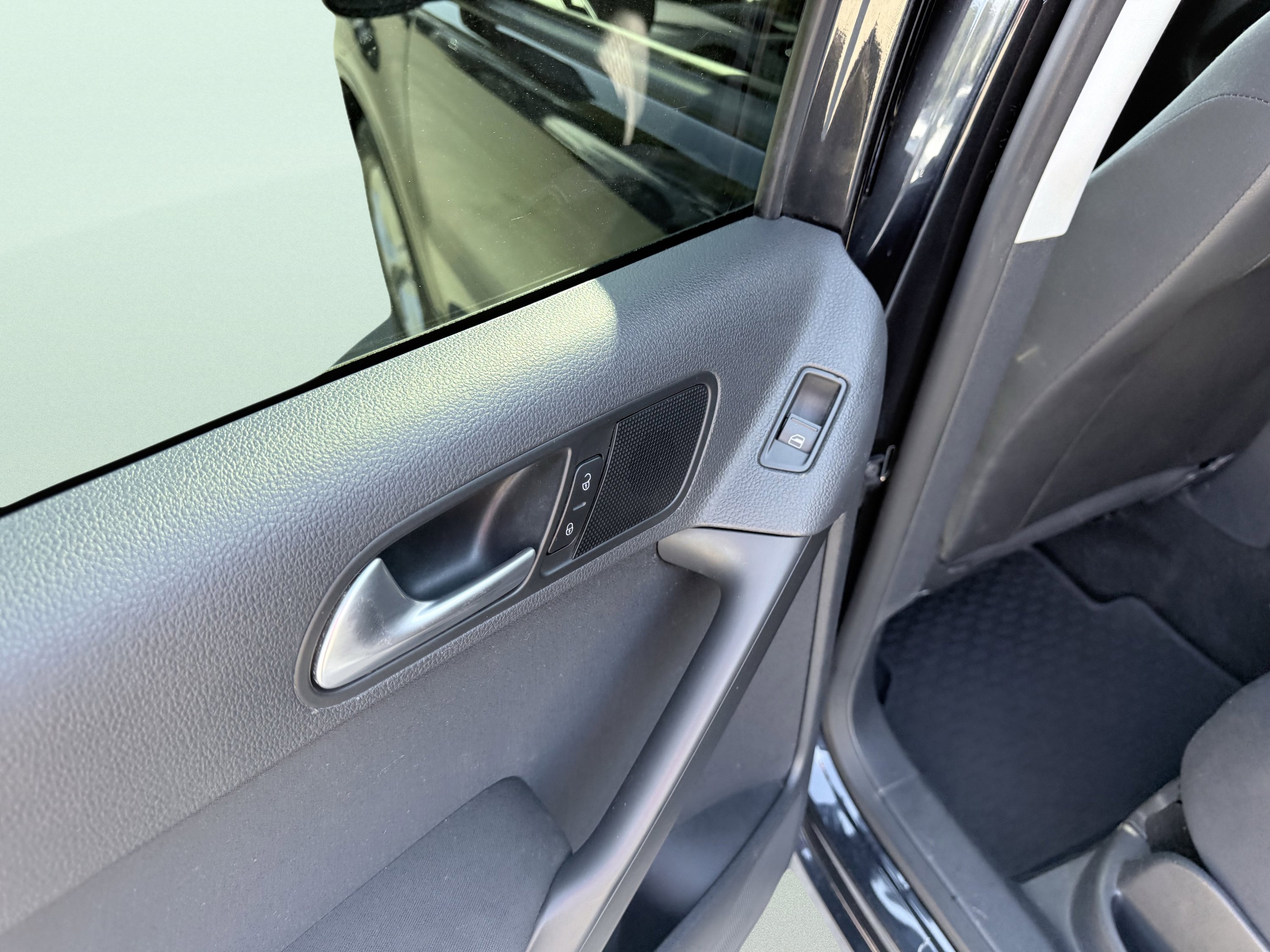 Used 2011 Volkswagen Tiguan S image 27