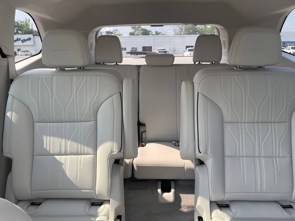 Used 2025 Buick Enclave Avenir w/ Super Cruise Package FWD image 12