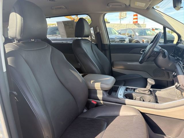 Used 2025 Kia Carnival EX FWD image 25