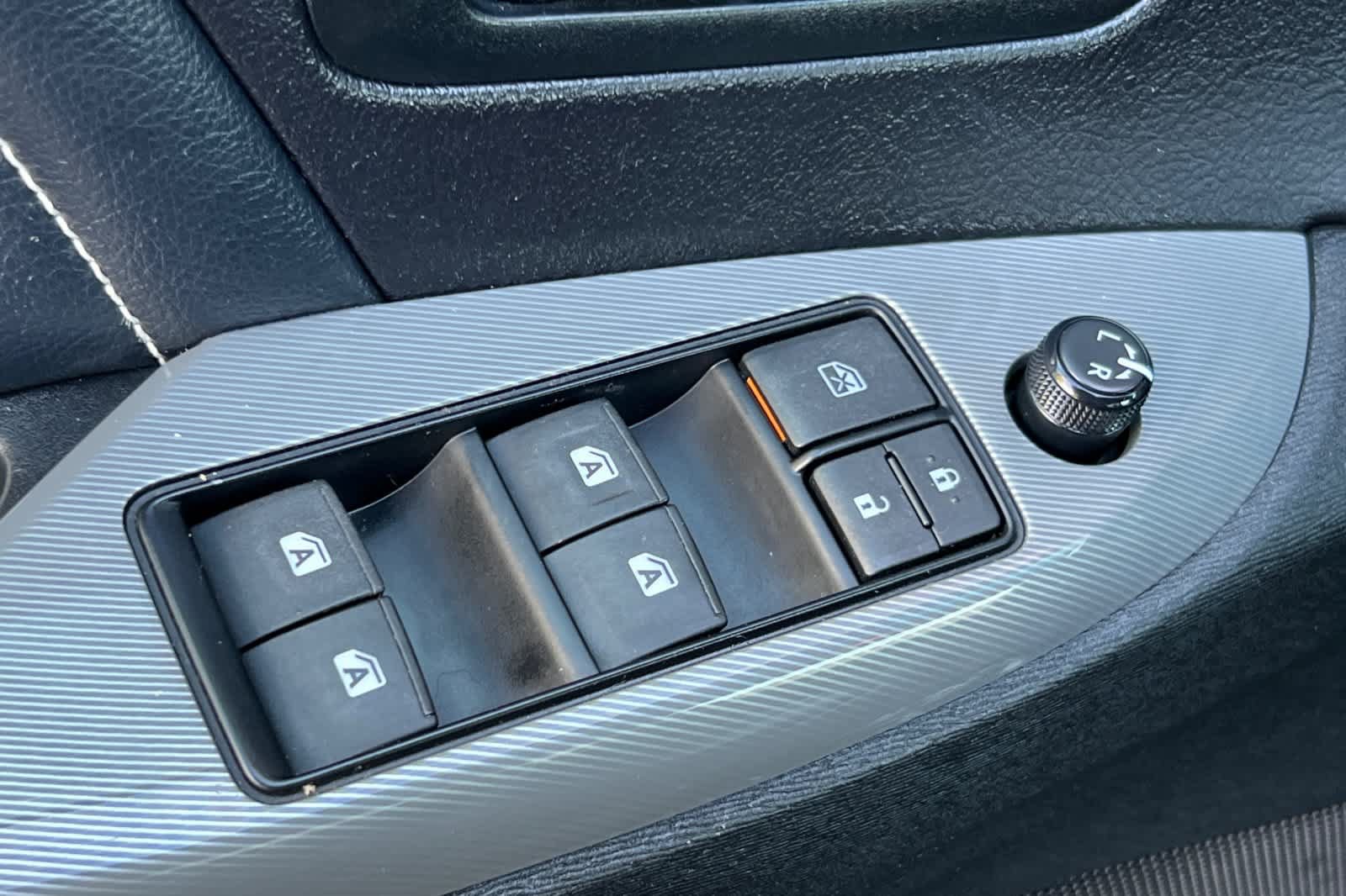 Used 2015 Toyota Sienna SE w/ SE Preferred Package FWD image 13