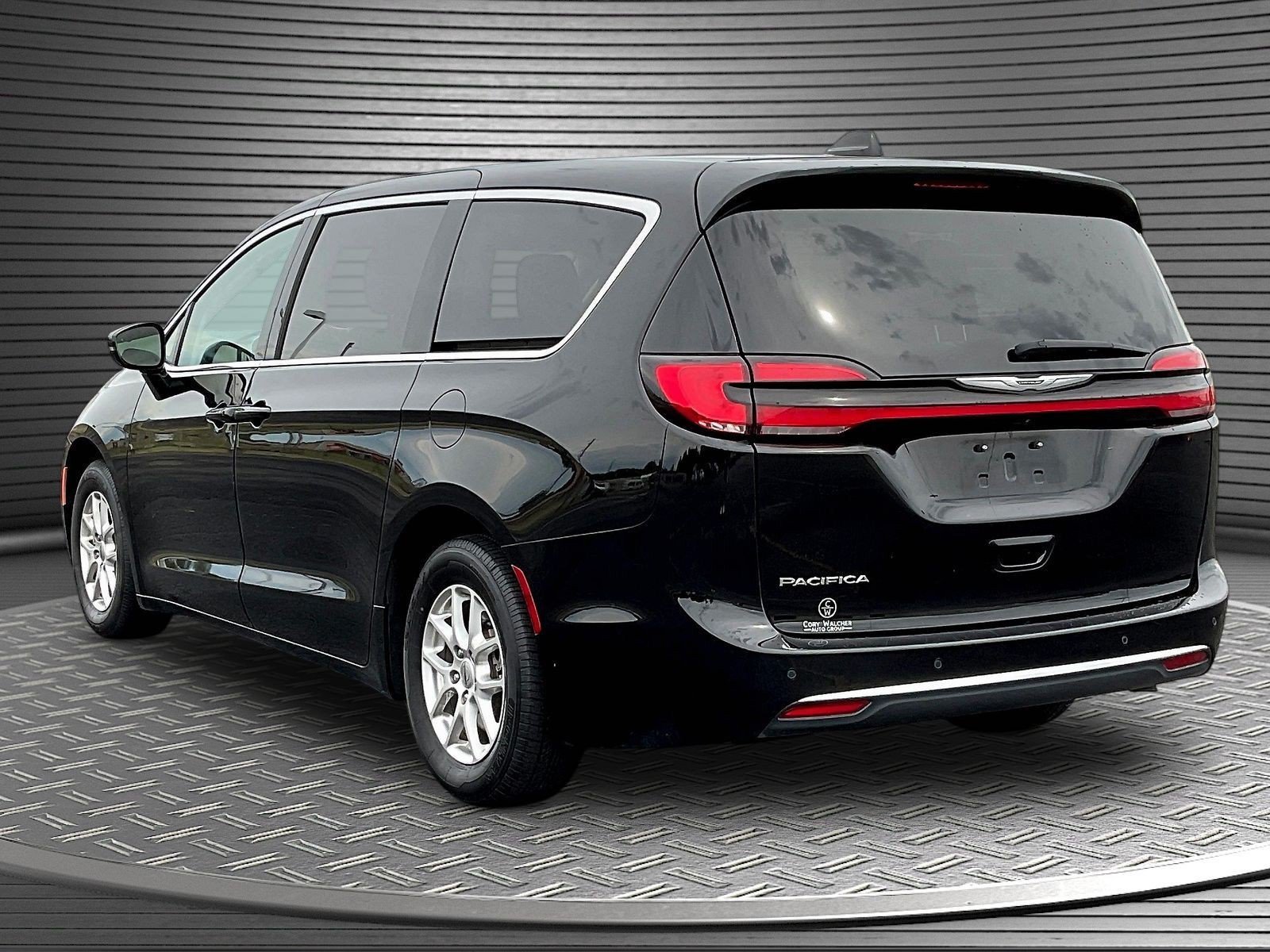 Used 2024 Chrysler Pacifica Touring-L FWD image 5