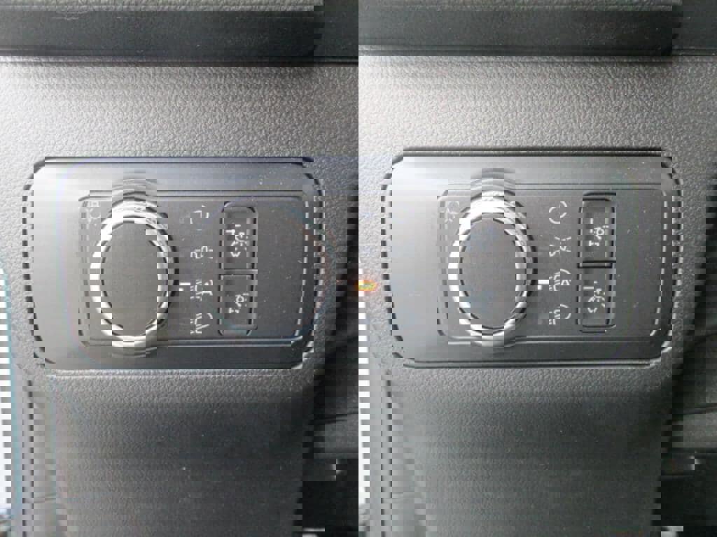 Used 2022 Ford Escape SE w/ Cold Weather Package image 18