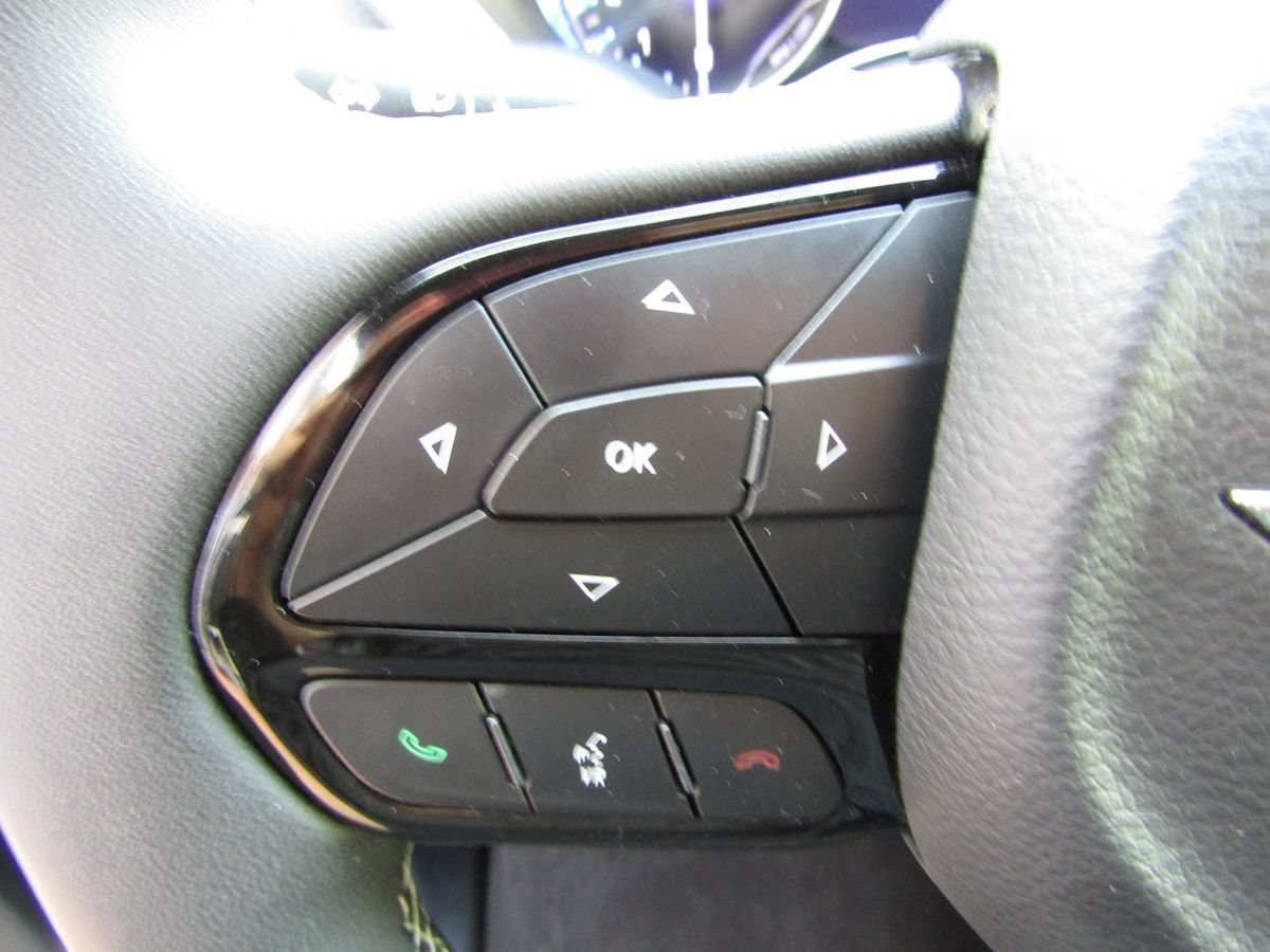 Used 2025 Chrysler Pacifica Limited FWD image 9