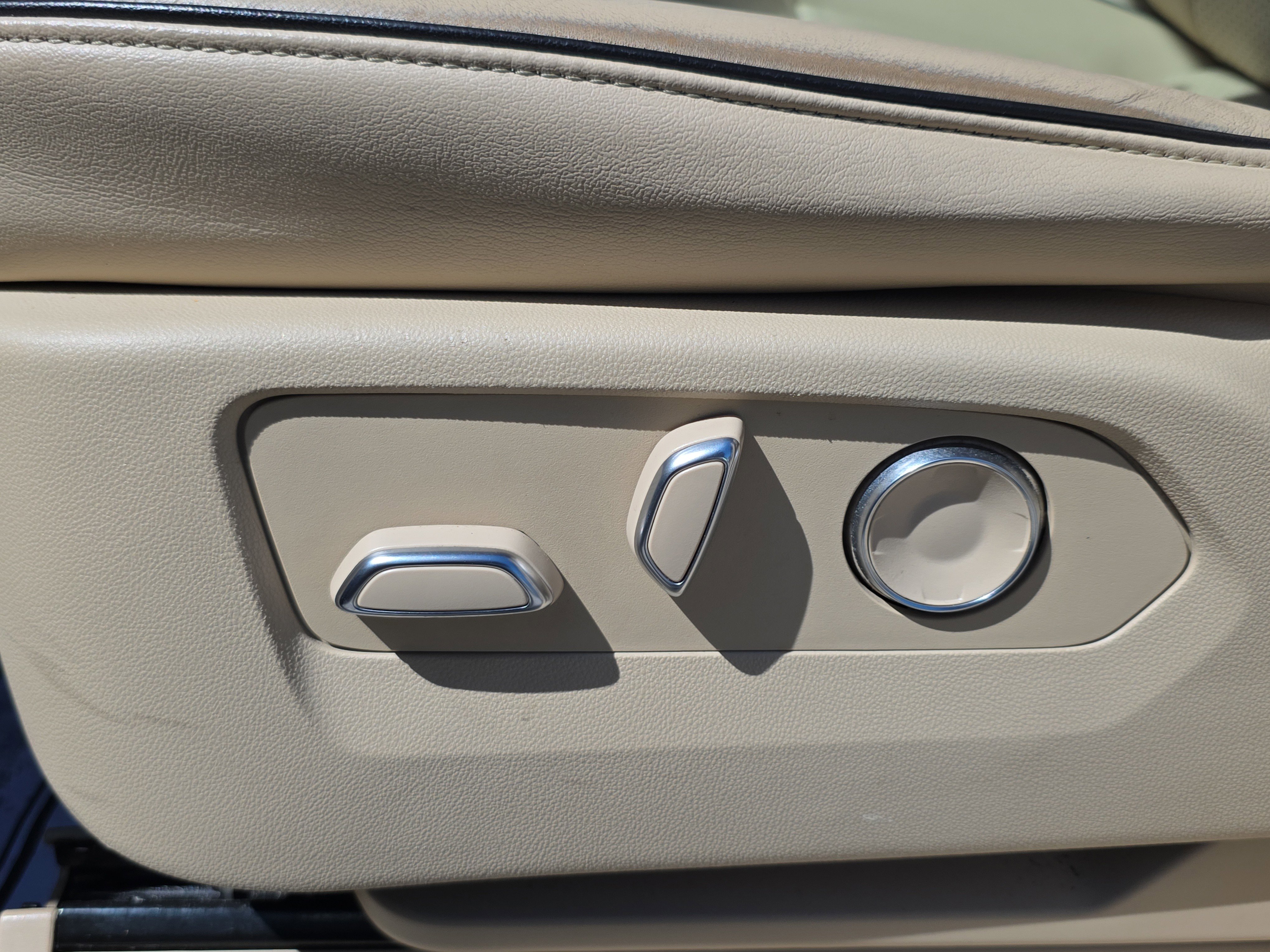 Used 2023 Cadillac Escalade Premium Luxury w/ Performance Package AWD/4WD image 23