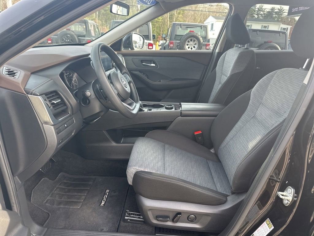 Used 2023 Nissan Rogue SV image 14