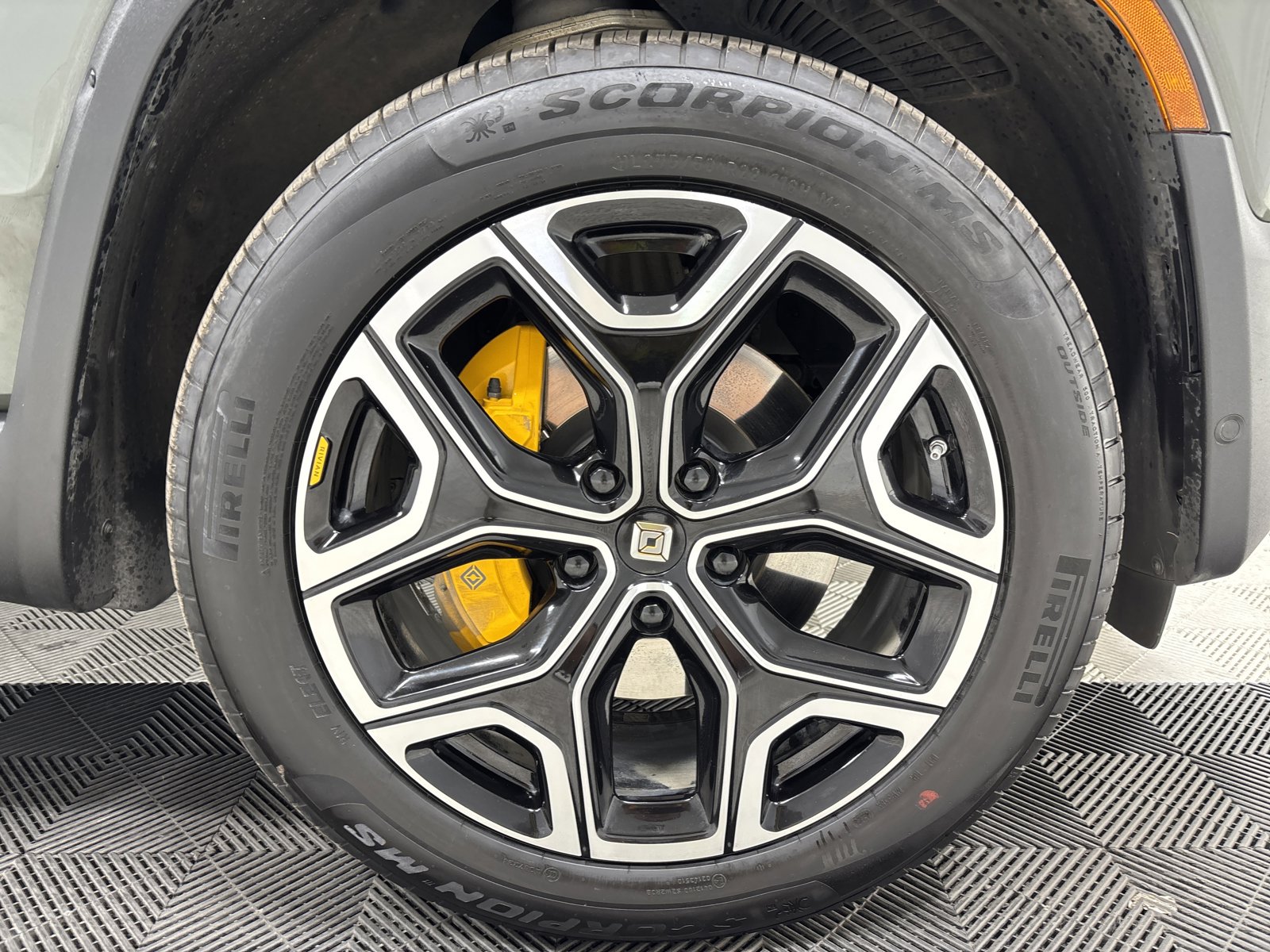 Used 2022 Rivian R1S Launch Edition image 11