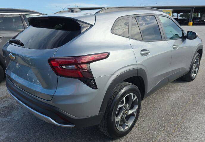 Used 2024 Chevrolet Trax LT FWD image 4