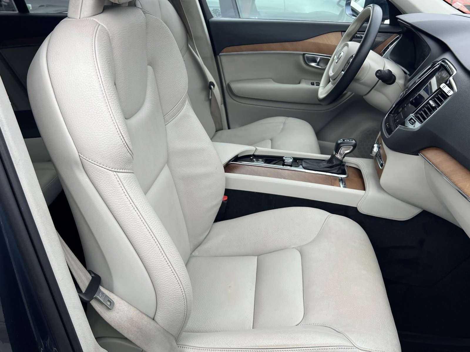 Used 2022 Volvo XC90 T6 Momentum w/ Advanced Package image 24