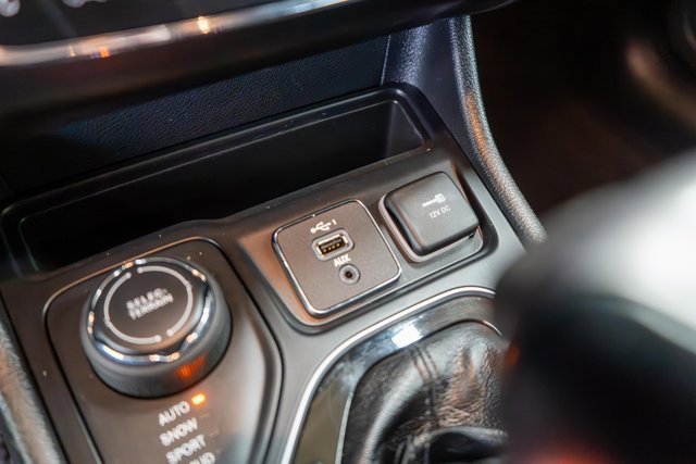 Used 2020 Jeep Cherokee Limited image 30