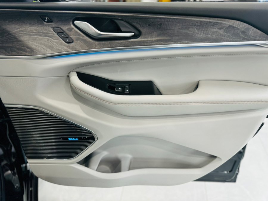 Used 2022 Jeep Grand Cherokee Overland w/ Adv Protech Group III image 19