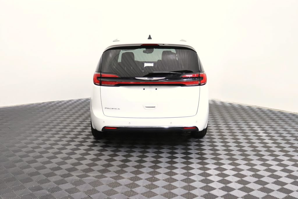 Used 2024 Chrysler Pacifica Touring-L FWD image 7