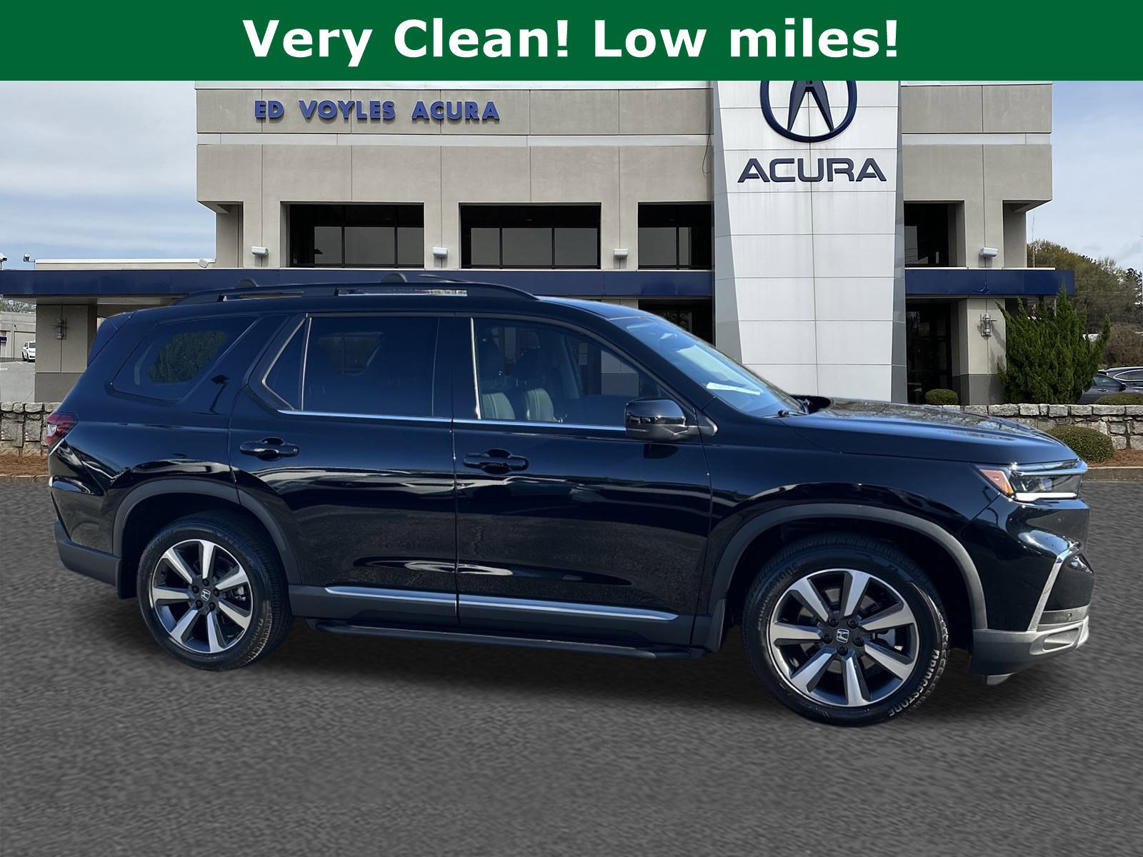 Used 2025 Honda Pilot Touring image 4