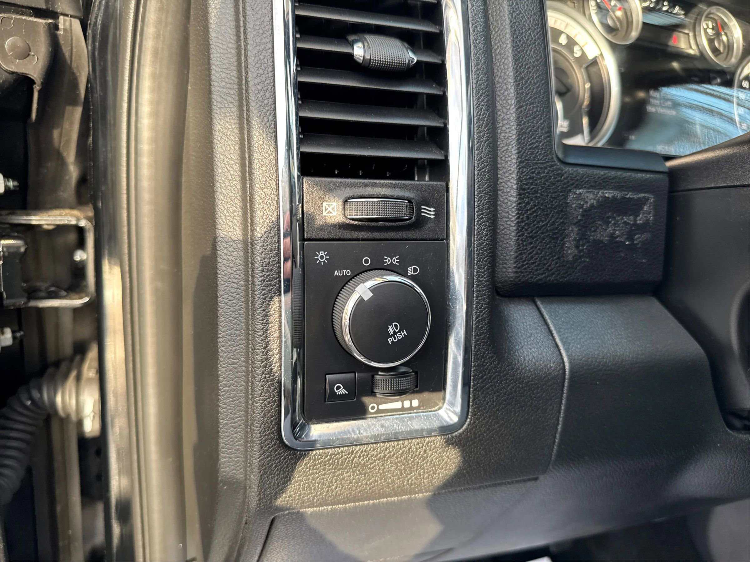 Used 2015 RAM 1500 Laramie w/ Convenience Group AWD/4WD image 21