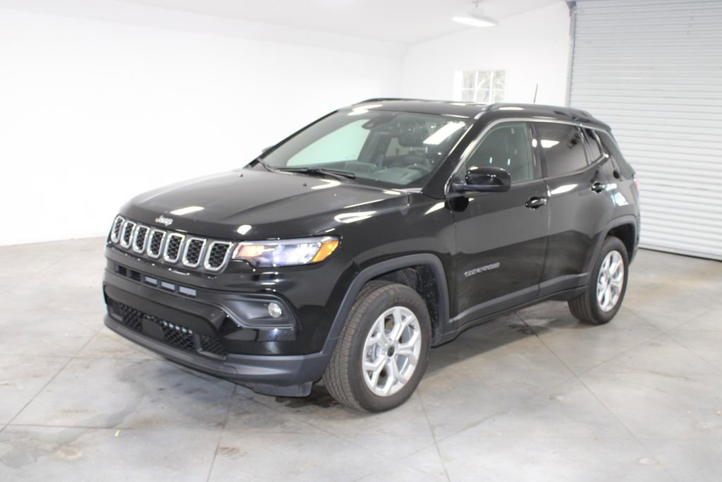 Used 2025 Jeep Compass Latitude image 4