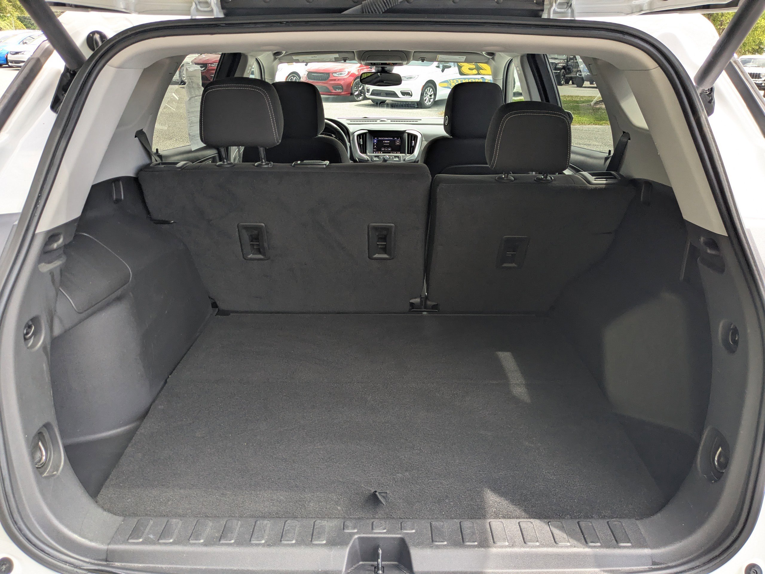 Used 2023 GMC Terrain SLE w/ Driver Convenience Package image 12