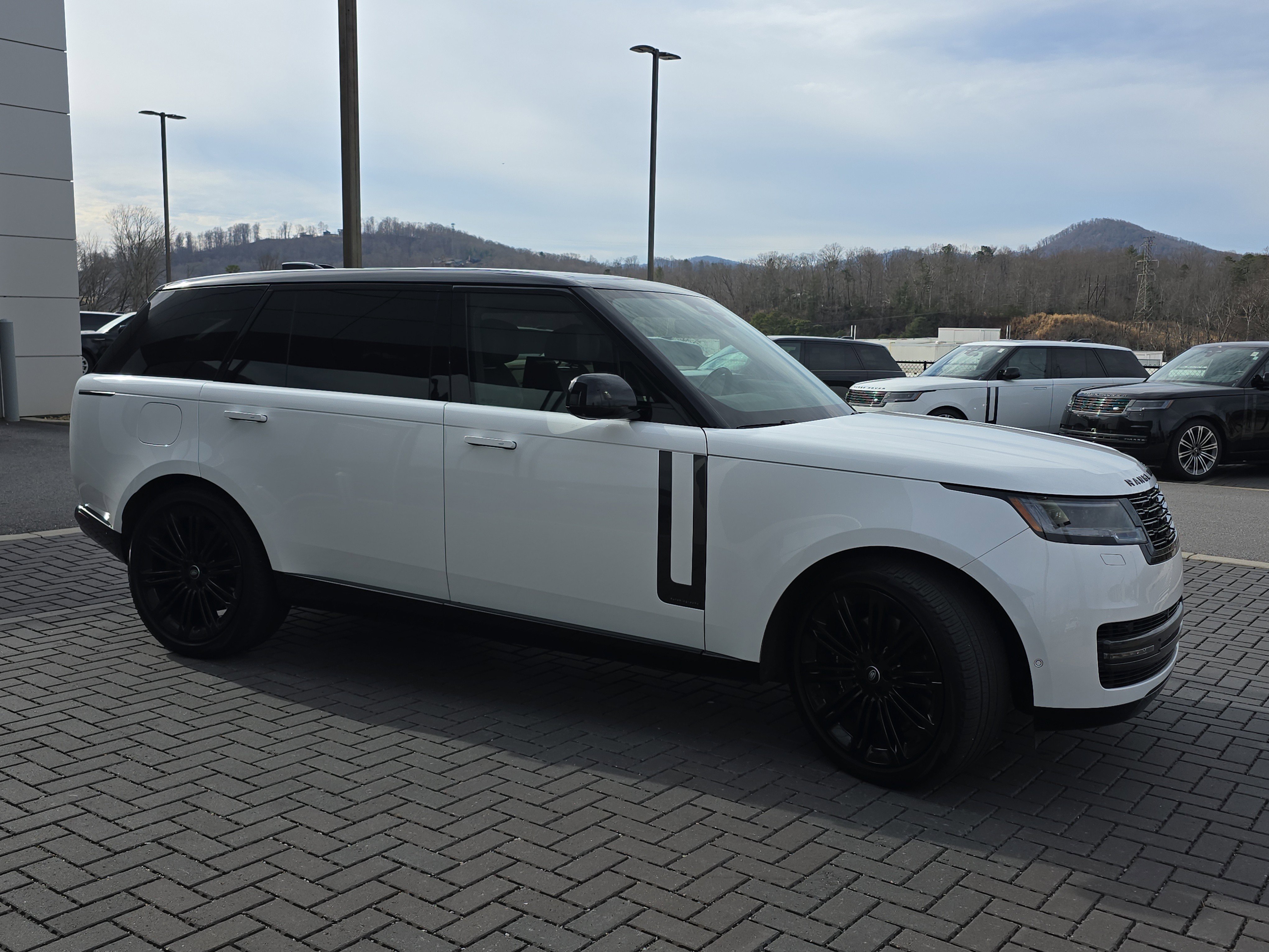 Certified 2024 Land Rover Range Rover Long Wheelbase Autobiography image 3