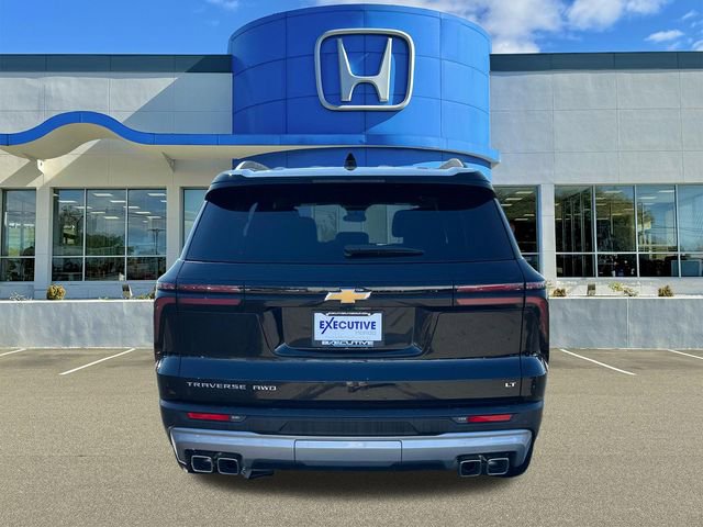 Used 2024 Chevrolet Traverse LT image 3