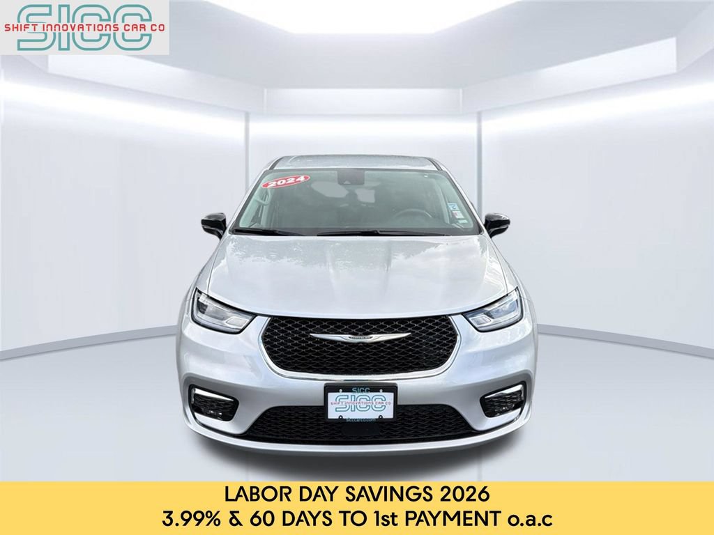 Used 2024 Chrysler Pacifica Touring-L FWD image 2