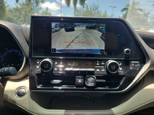 Used 2025 Toyota Highlander Limited FWD image 21