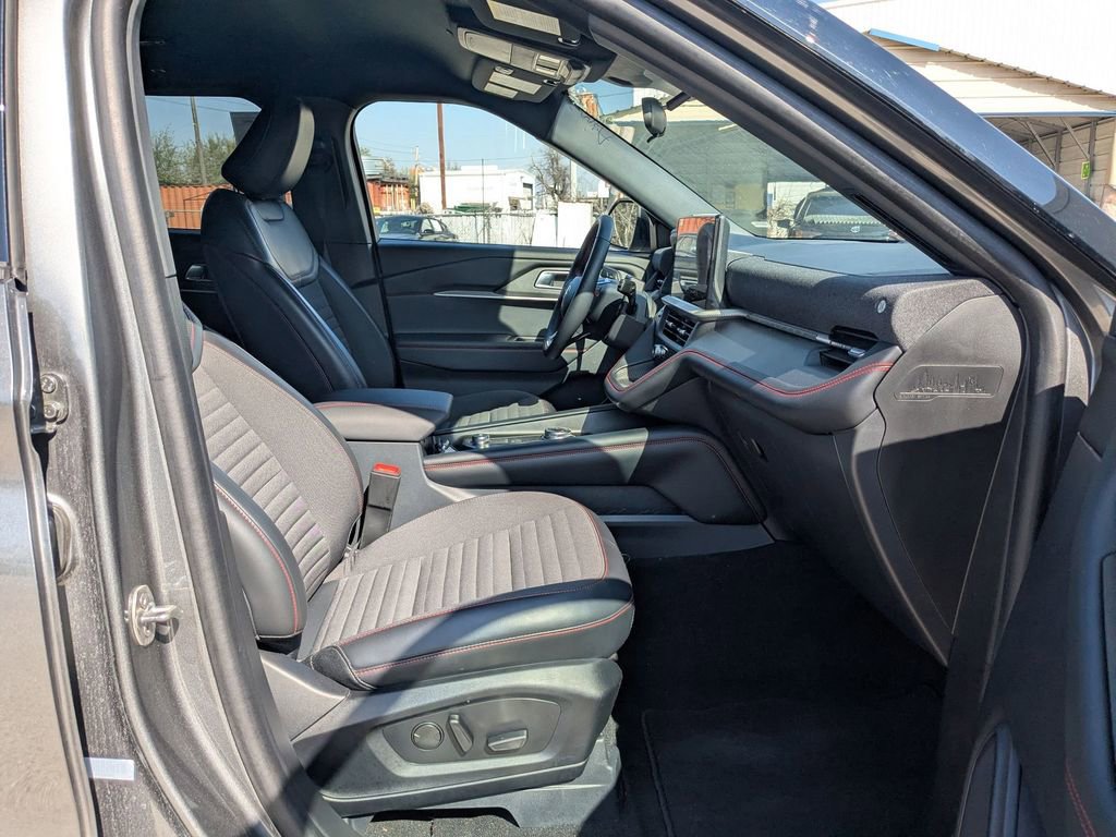 Used 2025 Ford Explorer ST-Line w/ ST-Line Street Pack image 32