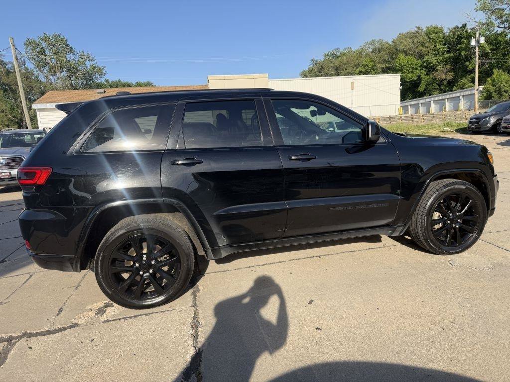 Used 2019 Jeep Grand Cherokee Altitude AWD/4WD image 7