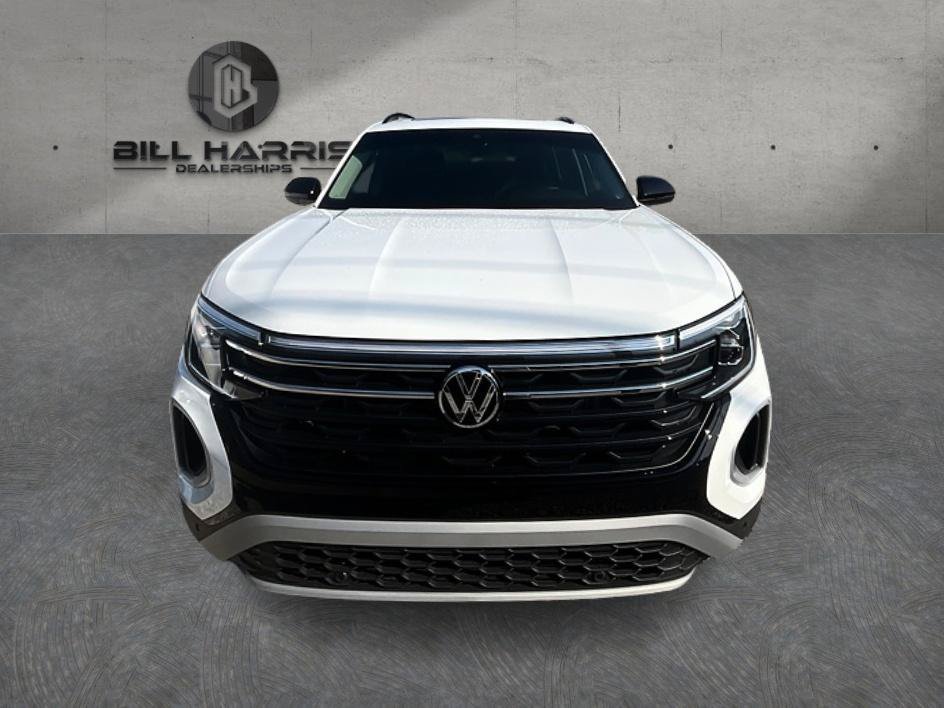 Used 2025 Volkswagen Atlas Peak Edition SE AWD/4WD image 2