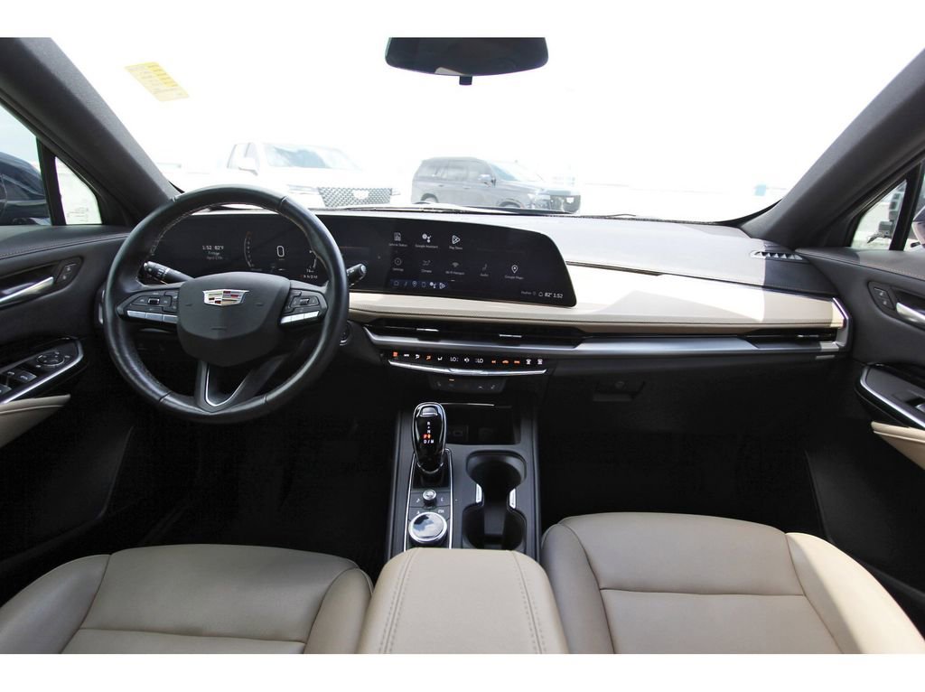 Used 2024 Cadillac XT4 Luxury w/ Cold Weather Package FWD image 9