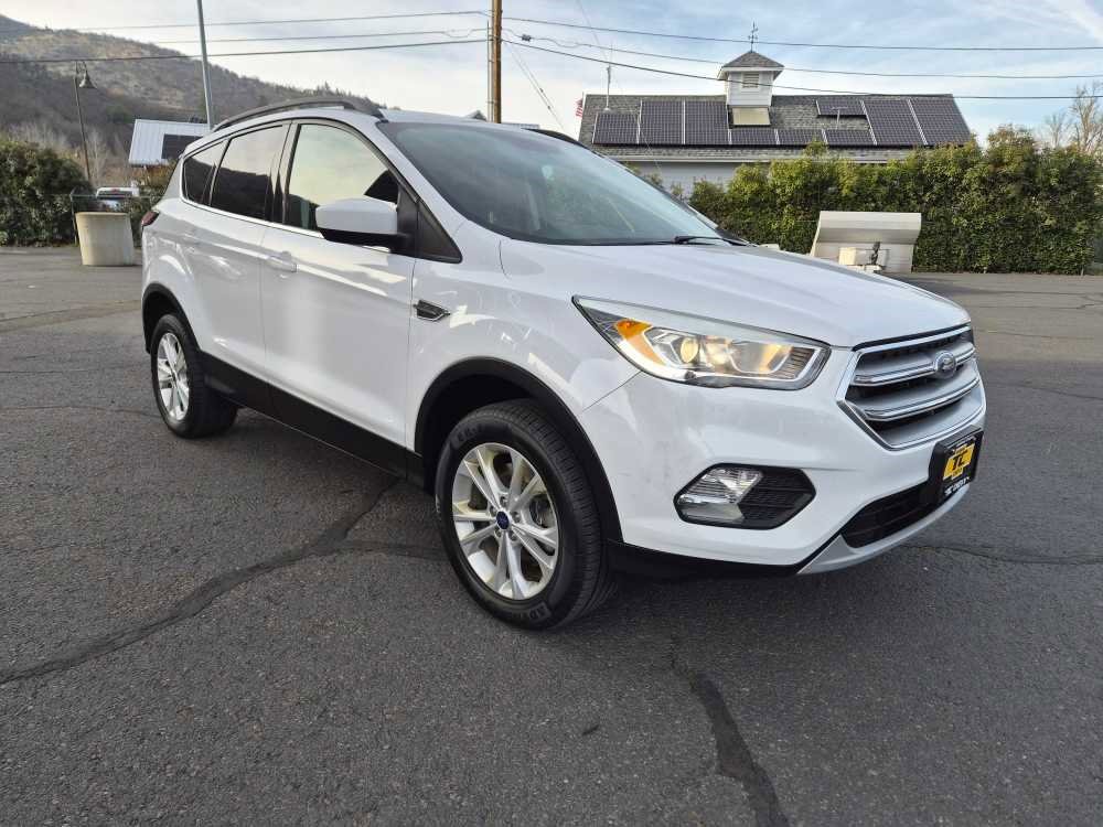 Used 2017 Ford Escape SE w/ Equipment Group 201A image 3