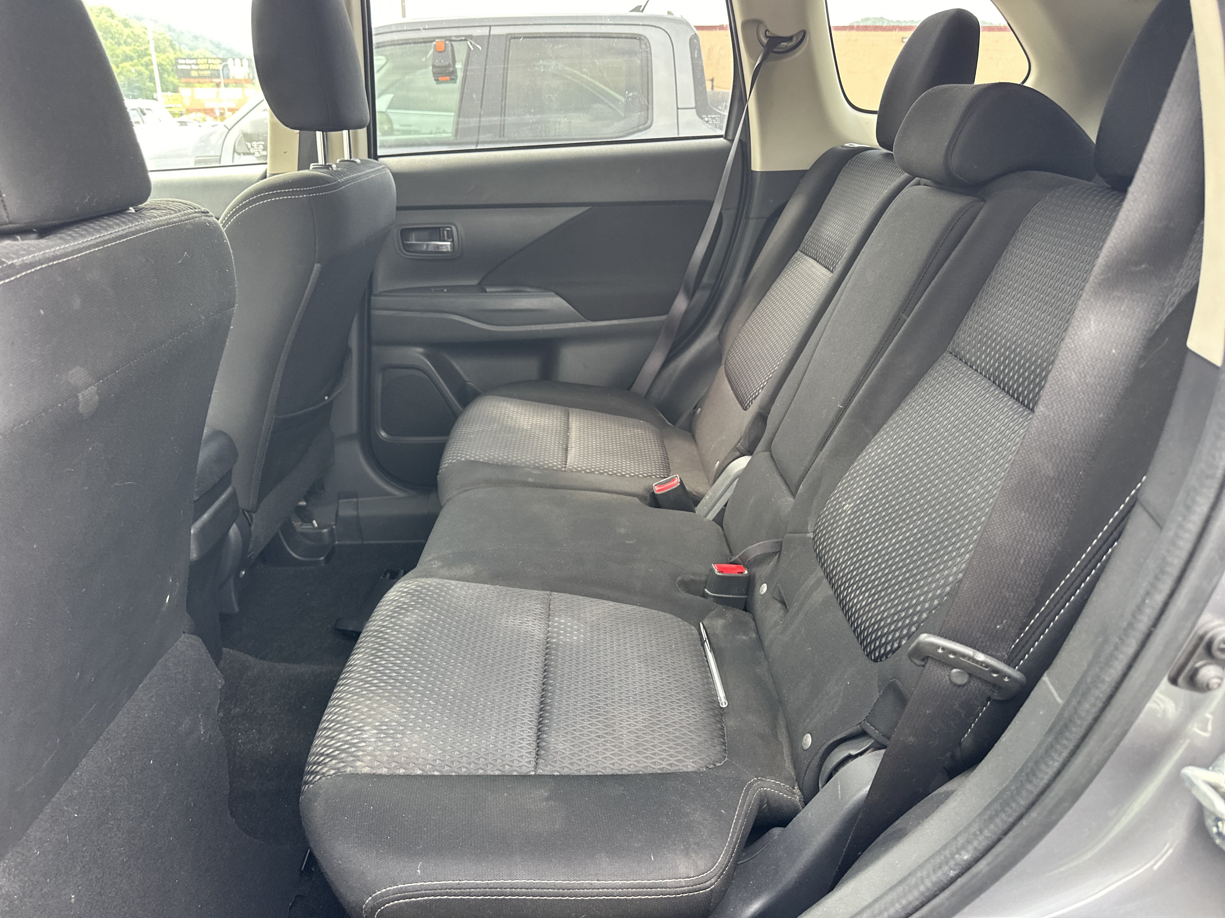 Used 2018 Mitsubishi Outlander SE AWD/4WD image 9