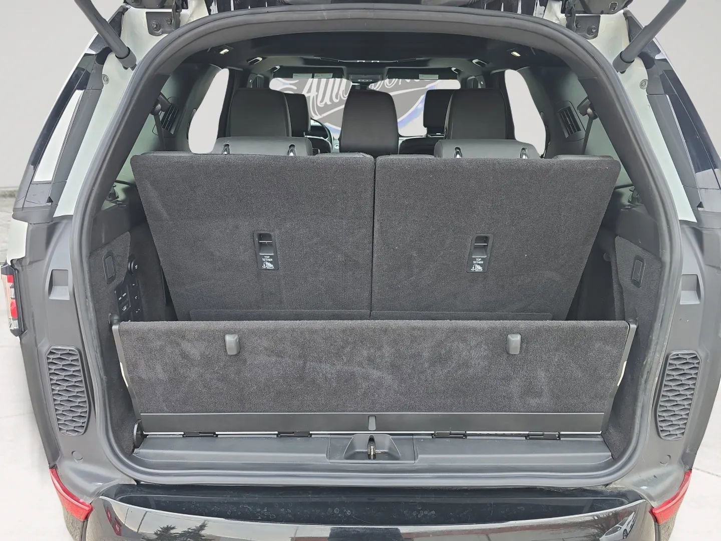 Used 2018 Land Rover Discovery HSE Luxury image 18