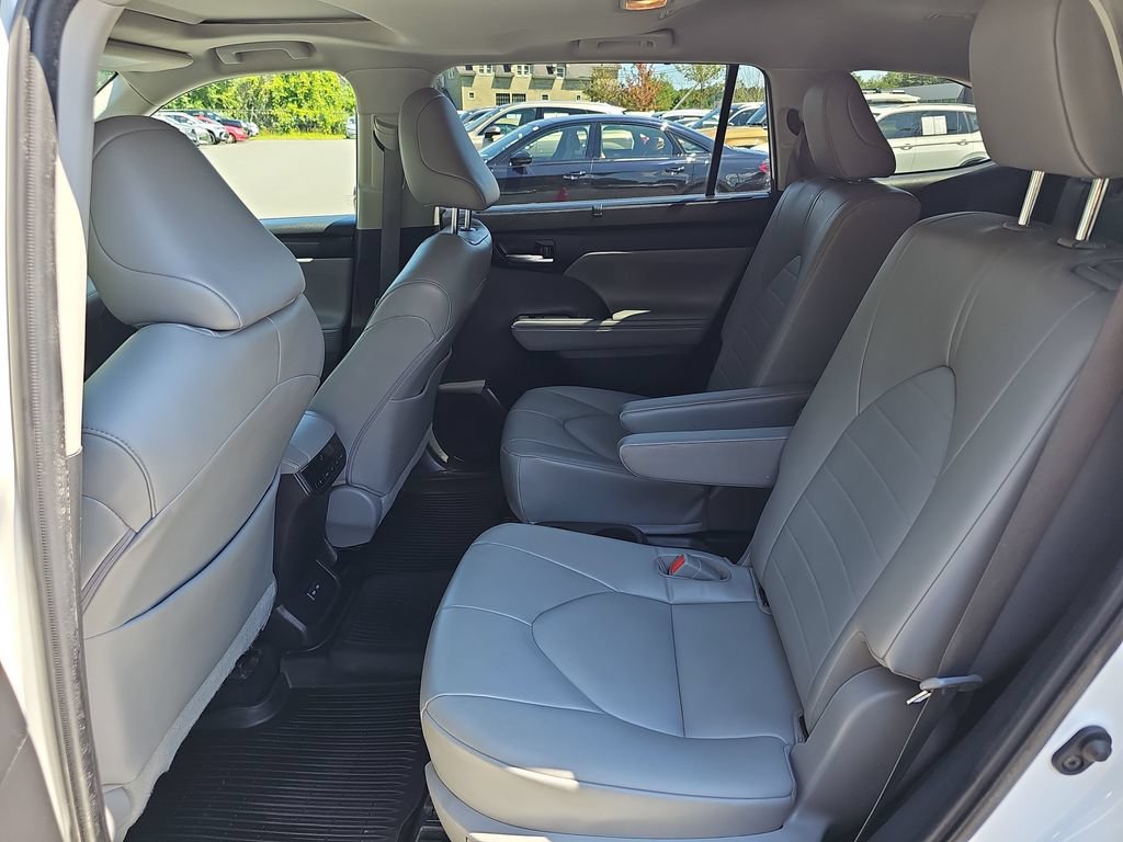 Used 2022 Toyota Highlander XLE AWD/4WD image 27