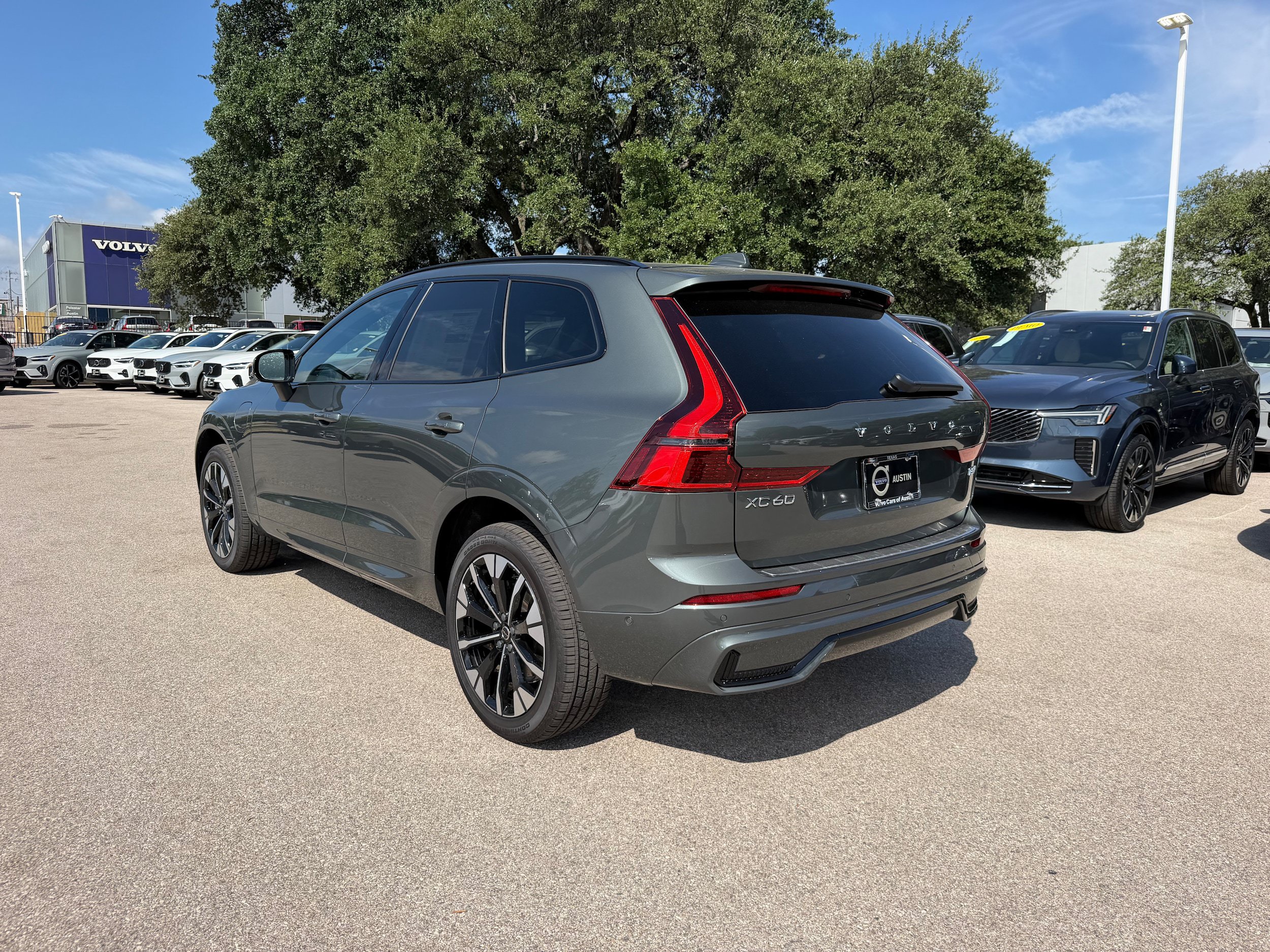 New 2026 Volvo XC60 T8 Plus w/ Climate Package AWD/4WD image 4