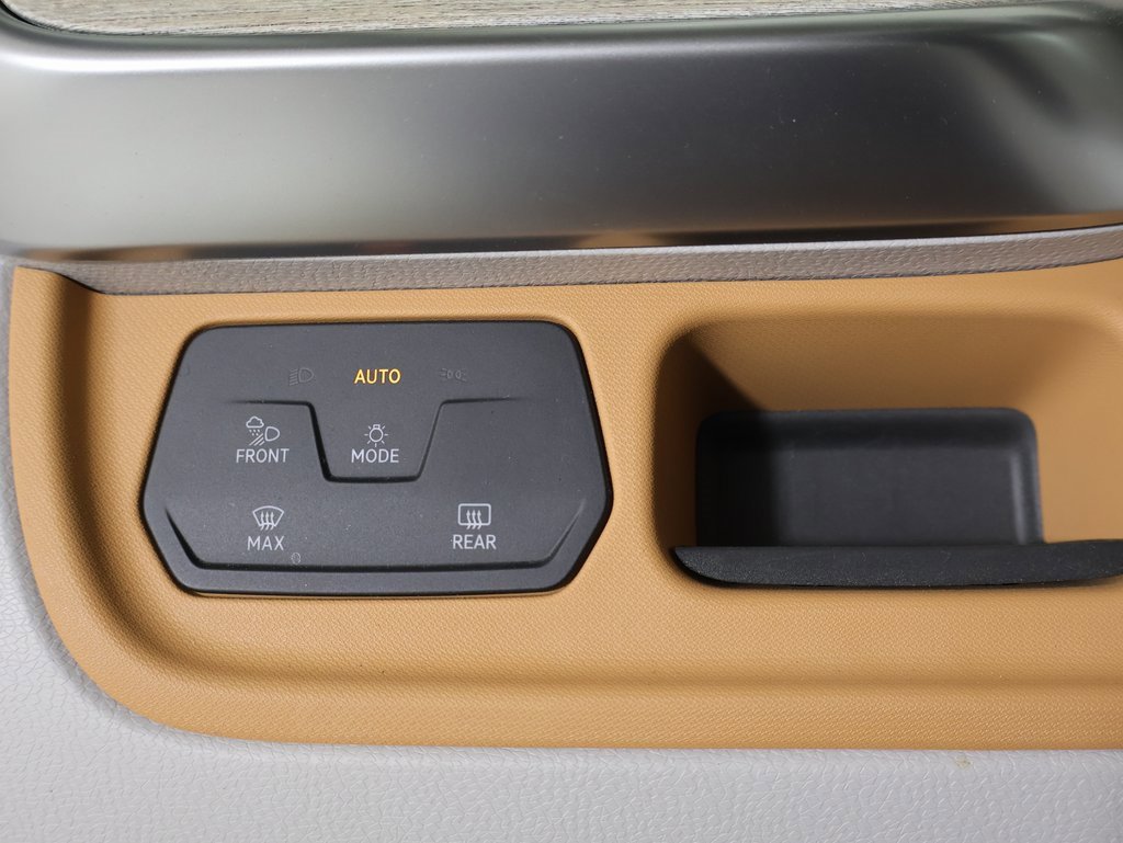 Used 2025 Volkswagen ID. Buzz 1st Edition image 31