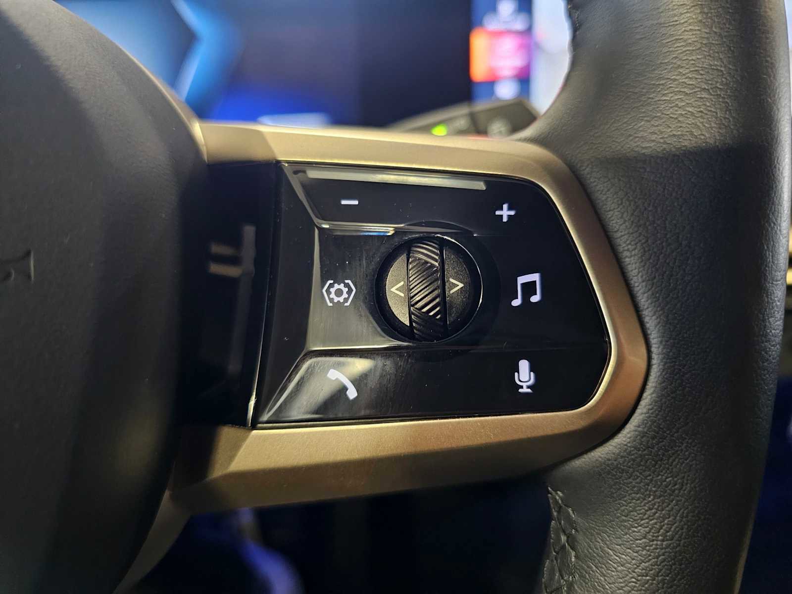 Used 2023 BMW iX xDrive50 w/ Premium Package image 18