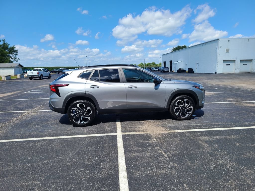 Used 2025 Chevrolet Trax RS FWD image 8