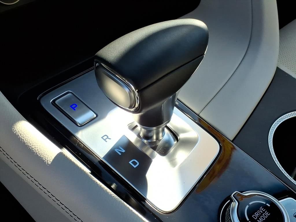 Used 2025 Genesis G70 2.5T image 16